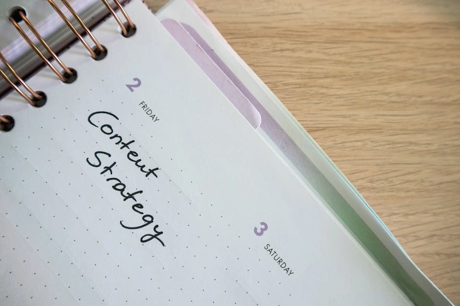 Una scrivania ordinata con un taccuino aperto, una penna e una calcolatrice, a simboleggiare la pianificazione finanziaria.